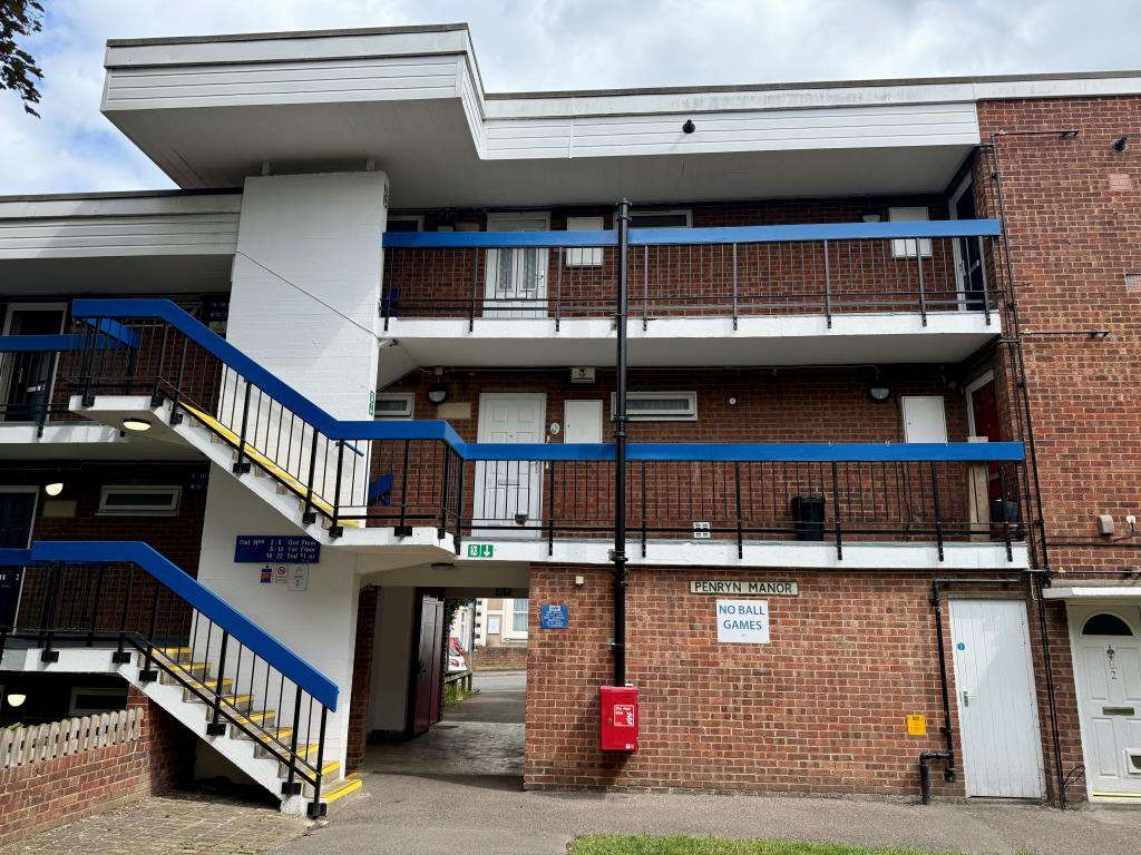 Lot: 15 - VACANT FLAT FOR IMPROVEMENT - Rear of block